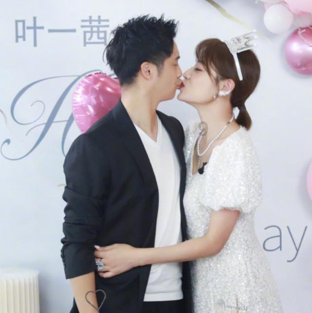 男孩吃鸡腿