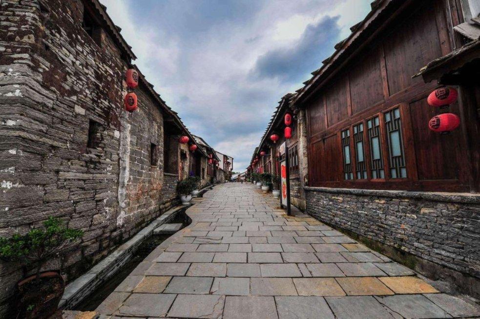 哈维：还有三个非常重要的奖杯可以竞争 阿劳霍说他可以踢边后卫