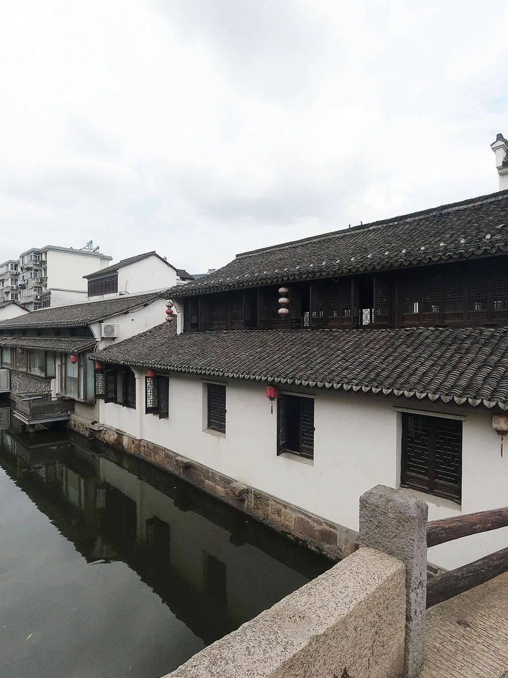 男子聊天界面投屏广场成社死现场，你是否遇到过社死的情况？你会怎么做？游戏画面