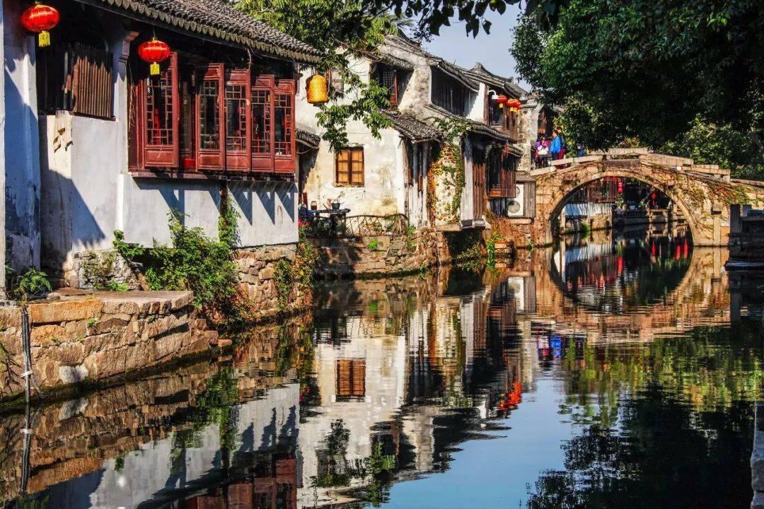 小姐姐喜欢运动风的新宠来了,运动背心搭健美裤,迷人锁骨真吸睛